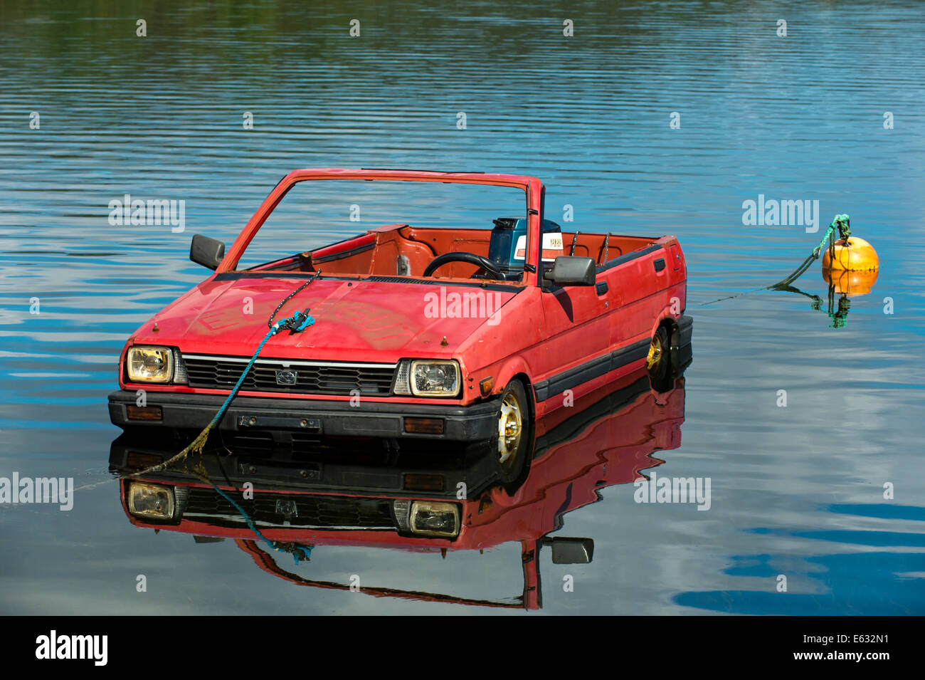 Subaru voiture transformé en bateau, flottant sur un lac, la Norvège Banque D'Images