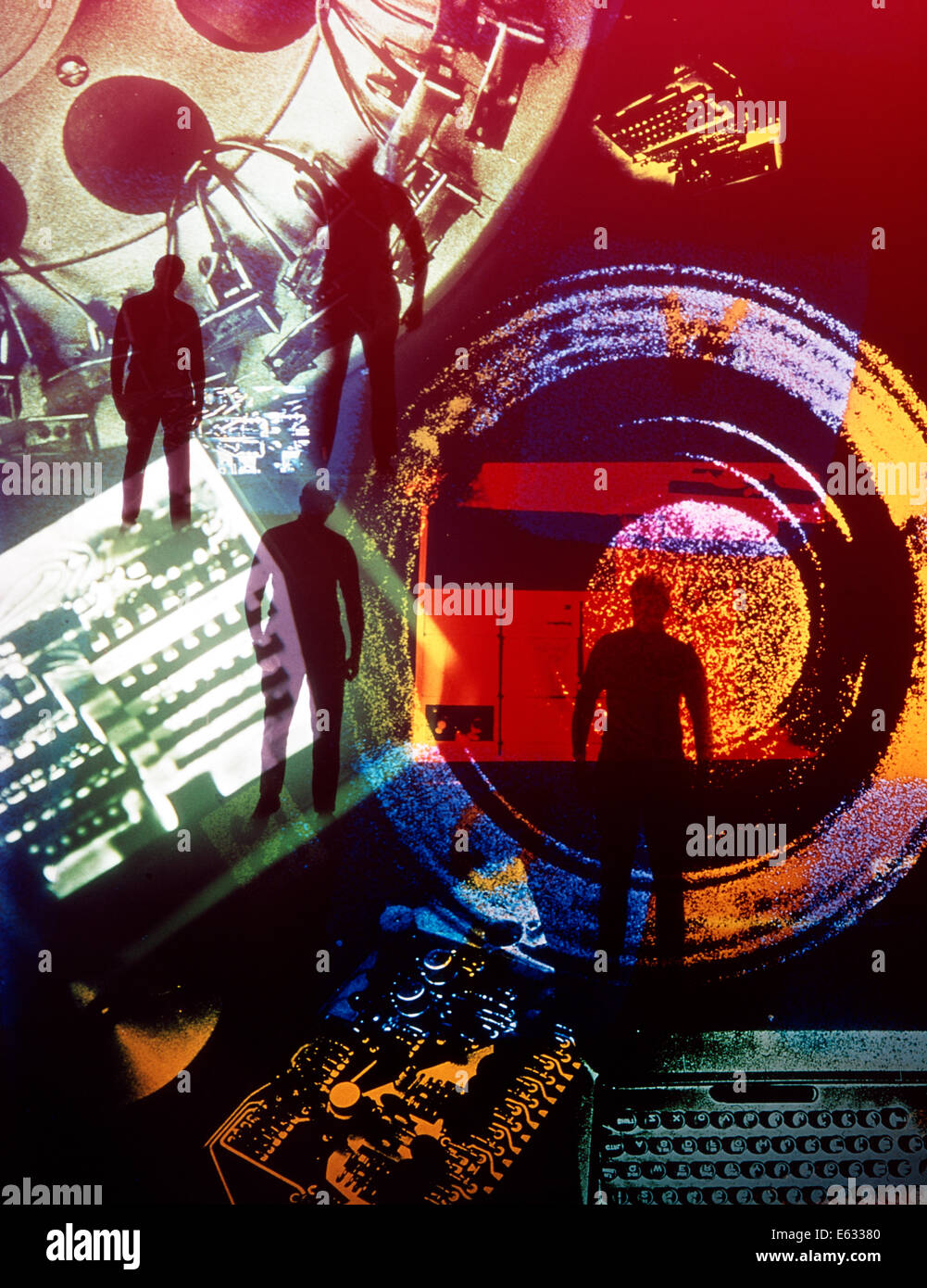 1970 TECHNO ÉLECTRONIQUE MÉCANIQUE GRAPHIC SILHOUETTES NOIRES DE L'HOMME ANONYME SUPERPOSÉES SUR DES APPAREILS mystérieux Banque D'Images