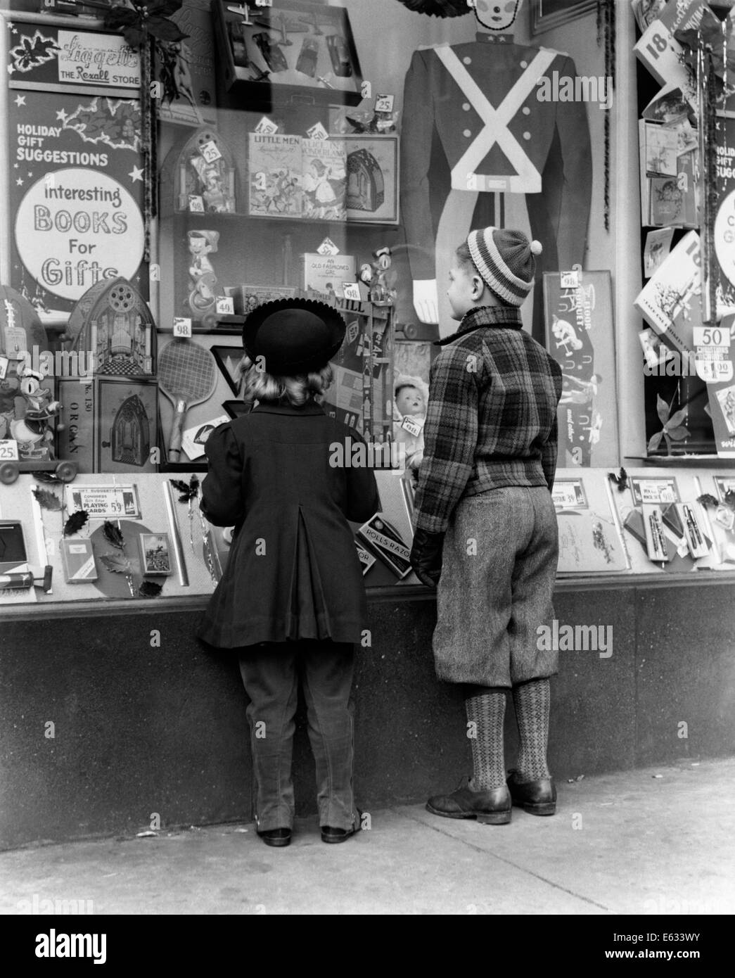 Chapeaux des années 1940 Banque d'images noir et blanc - Alamy