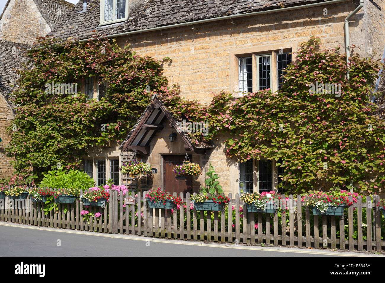 Cotswold cottage façade, Bourton-on-the-water, Cotswolds, Gloucestershire, Angleterre, Royaume-Uni, Europe Banque D'Images