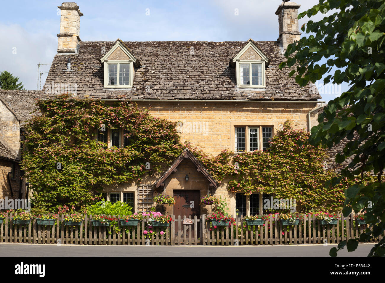 Cotswold cottage façade, Bourton-on-the-water, Cotswolds, Gloucestershire, Angleterre, Royaume-Uni, Europe Banque D'Images