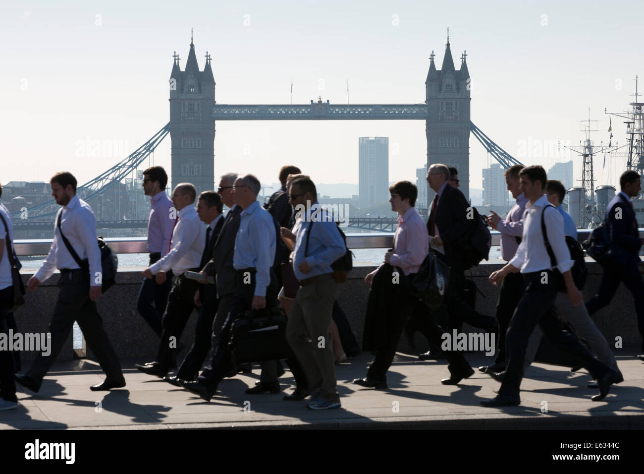 Matin, les navetteurs traversant le pont de Londres avec le Tower Bridge derrière, Londres, Angleterre, Royaume-Uni, Europe Banque D'Images