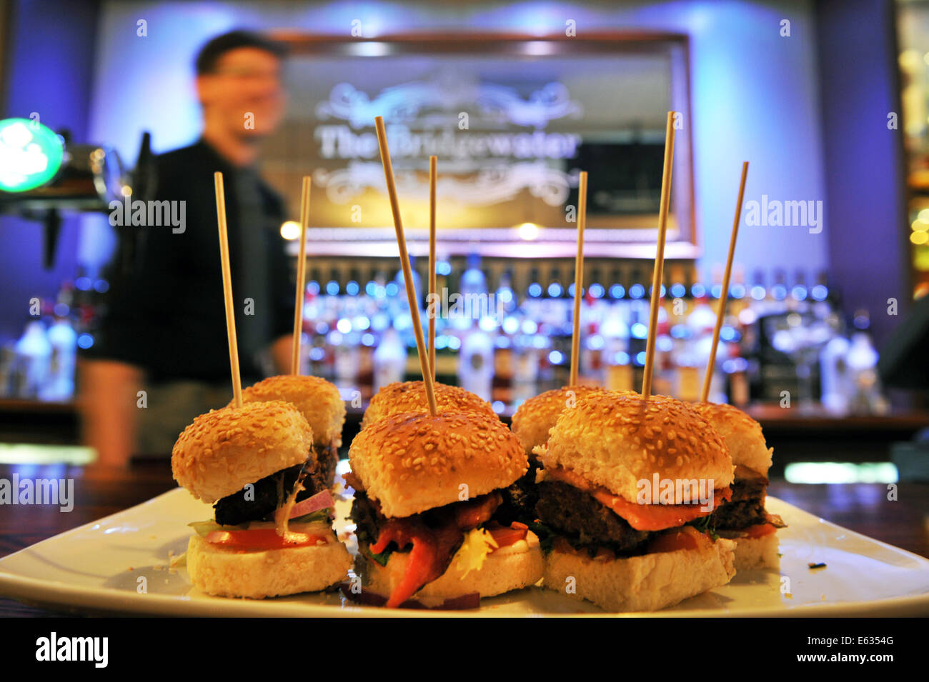Burger Bite canapés dans un gastro pub dans le Lancashire Banque D'Images
