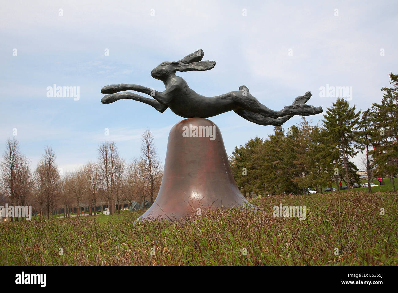 Partager sur bell sur piles en pierre de Portland par Barry Flanagan ( 1983 ) à Minneapolis sculpture garden, Walker Art Center, Minnesota-NOUS Banque D'Images