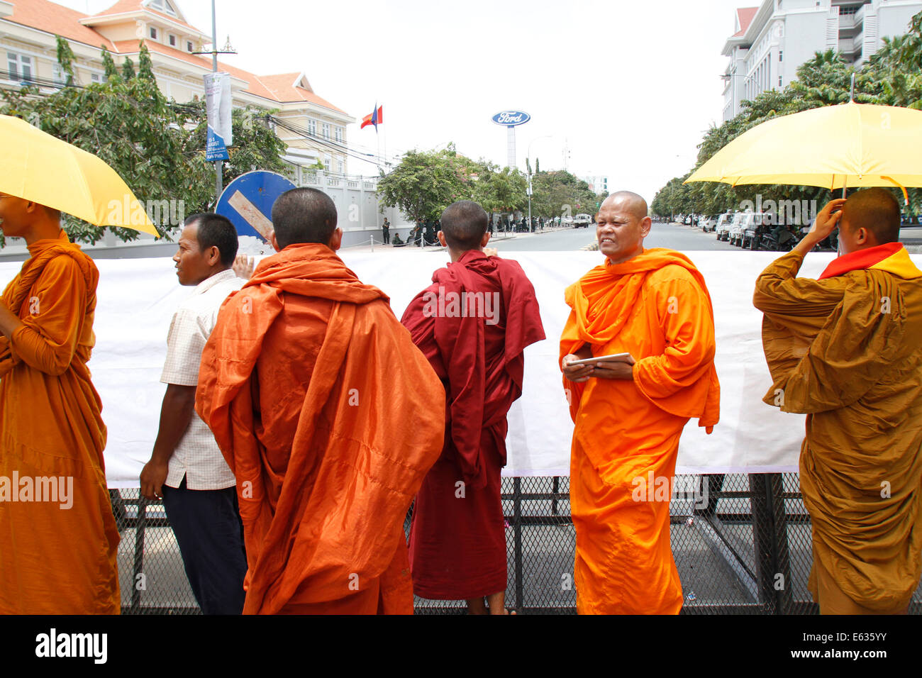 Phnom Penh. 13e Août, 2014. Minorité ethnique Khmer Krom moines se rassemblent à l'extérieur de l'Ambassade vietnamienne à Phnom Penh, au Cambodge, le 13 août 2014. Certaines minorités ethniques 500 moines Khmers Krom et militants conclu mercredi les trois jours de protestation contre un diplomate Vietnamien, qui aurait dit que le Vietnam du Sud, ou l'ancien Kampuchea Krom provinces, appartenait à Vietnam avant de la France en matière de transfert de la terre en 1949. Credit : Sovannara/Xinhua/Alamy Live News Banque D'Images