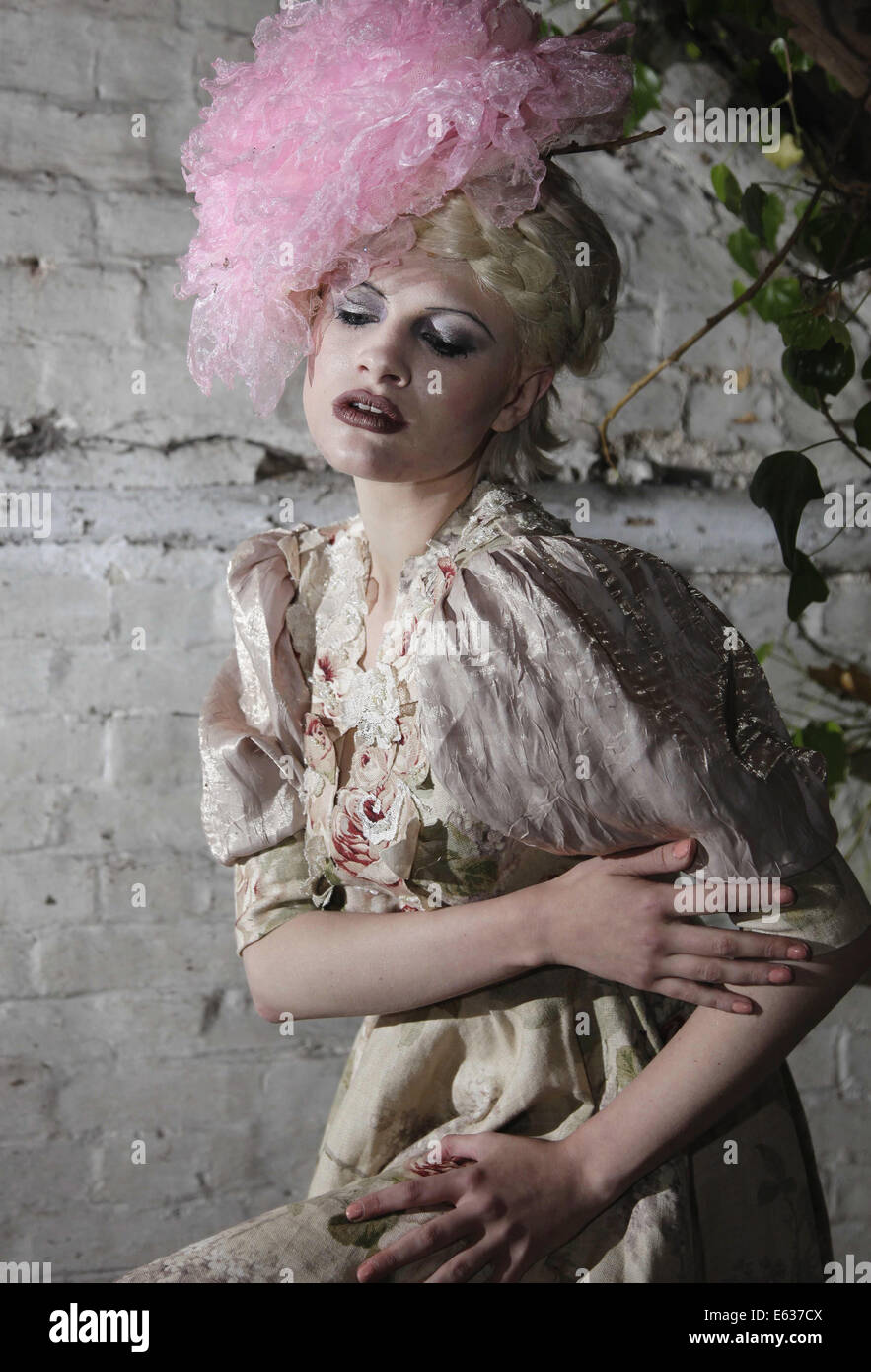 Chloe-Jasmine Whichello, interprète, modèle à Windmill Arts/Photos de Mode bord Focal, Cambridge. Banque D'Images