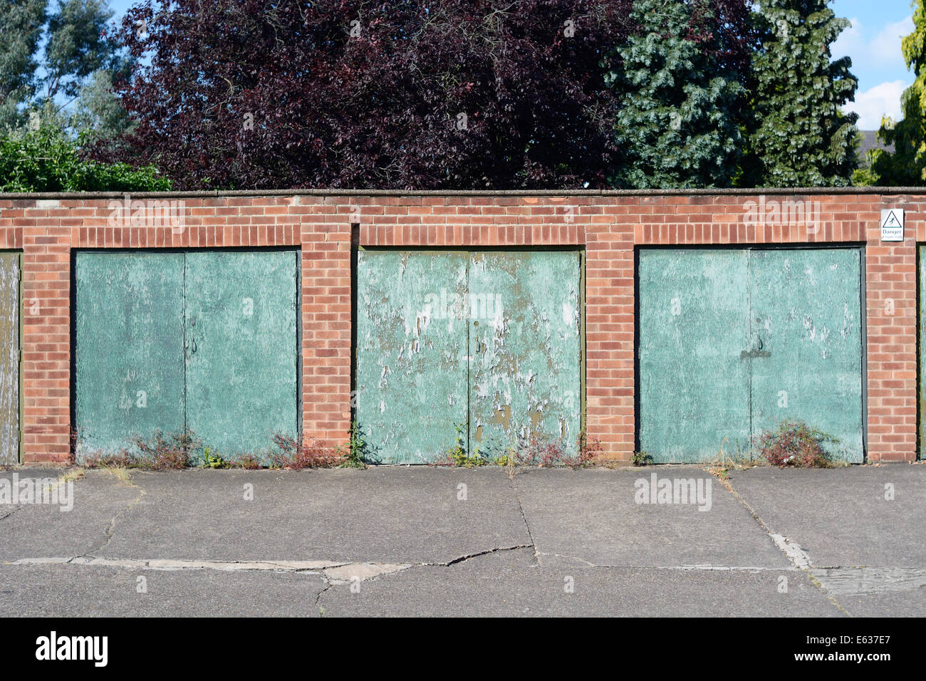 Trois garages avec mauvaises herbes désaffectées, Nottingham, Angleterre. Banque D'Images