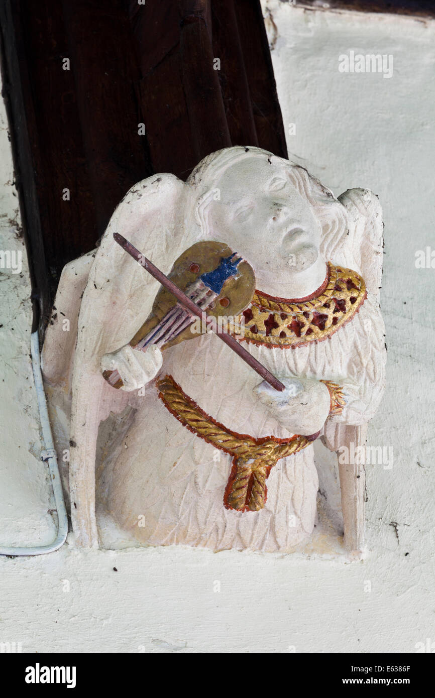 Pojaskom à St Peters Church dans le village de Cotswold Rendcomb, Gloucestershire UK - un ange gaucher jouant du violon Banque D'Images