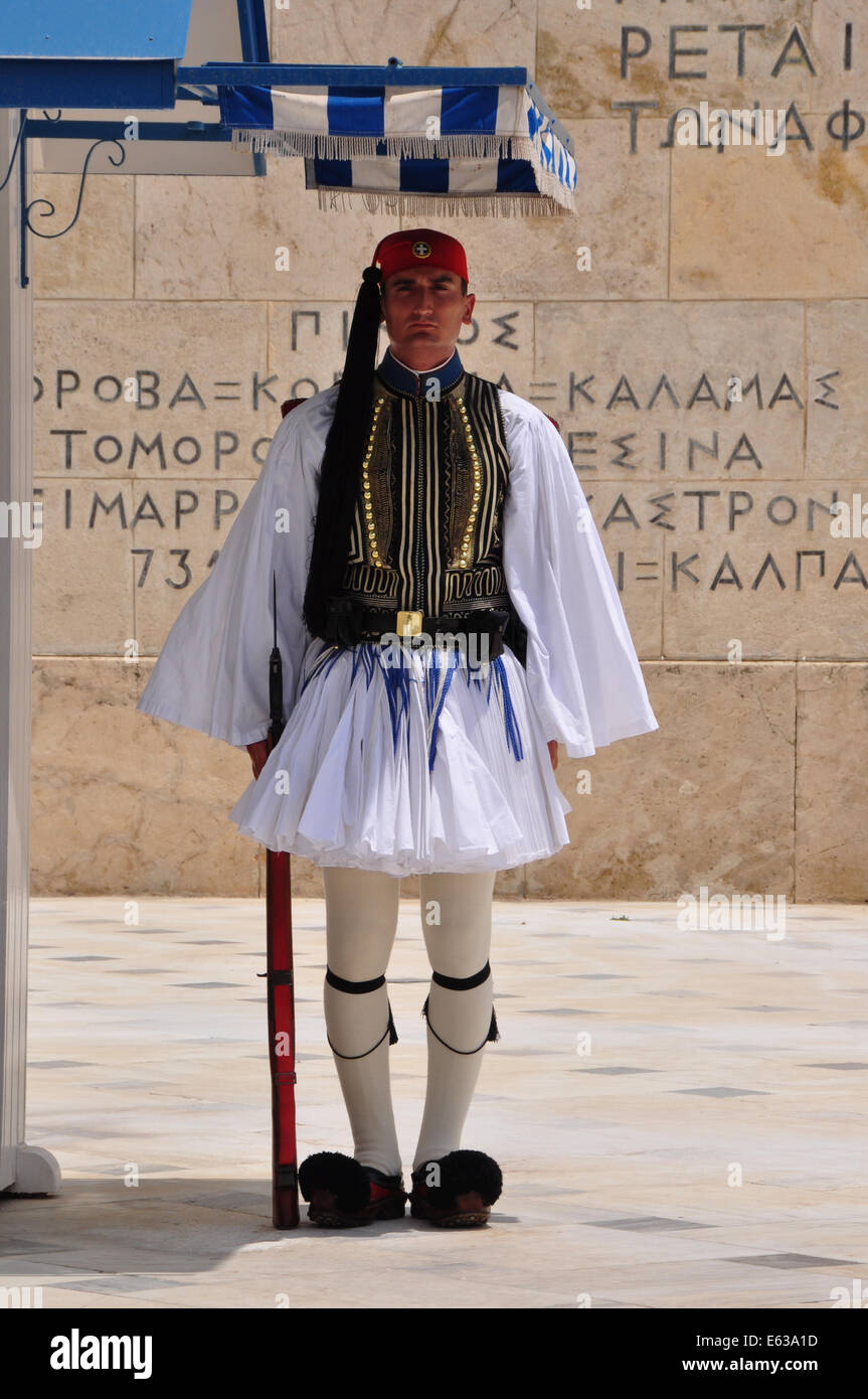 Evzone soldat avec l'uniforme traditionnel qui montent la garde sur la Tombe du Soldat inconnu à Athènes, Grèce. Banque D'Images