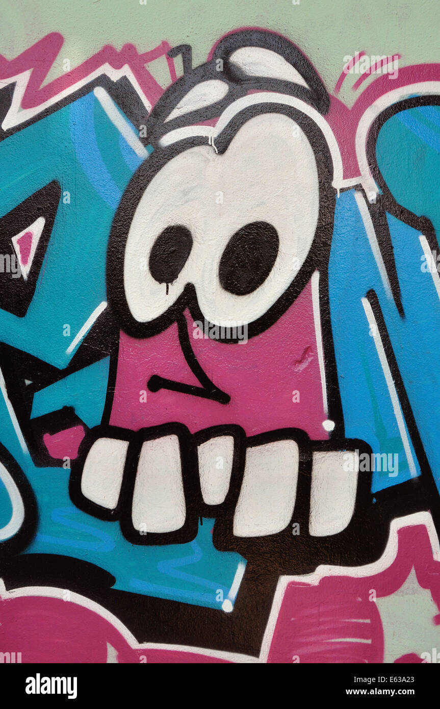 Funny cartoon caricature visage peint à la bombe sur un mur couvert de graffitis. Urban street art. Banque D'Images