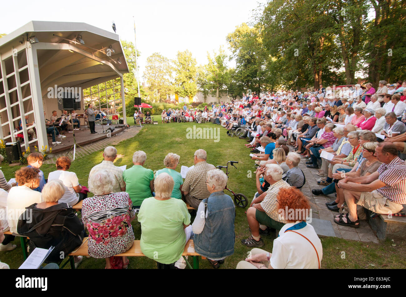 Concert de musique folklorique suédoise suède personnes âgées à traditionnel festival à retford outdoor venuebandstand Banque D'Images