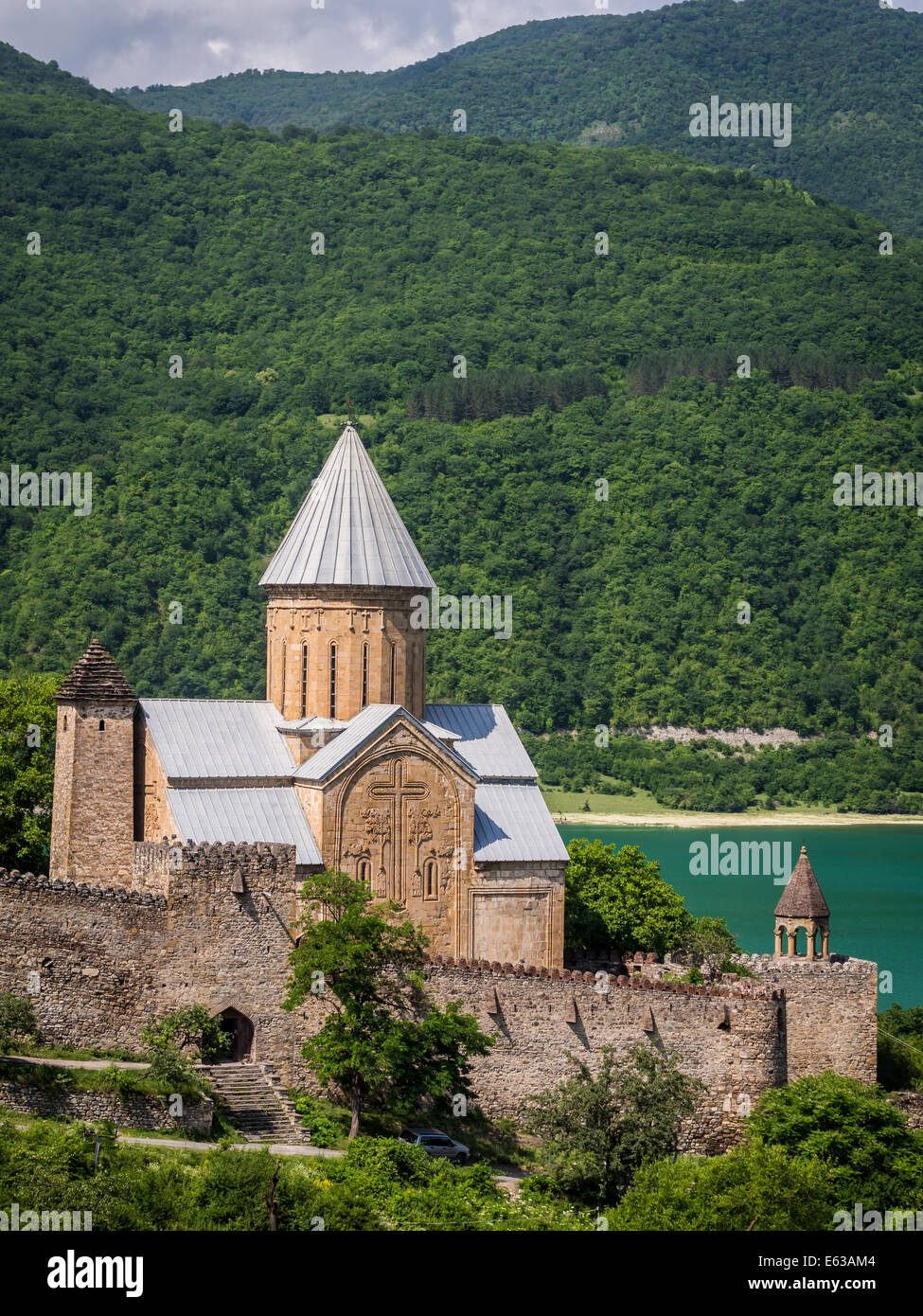 Château Ananuri à côté du Réservoir Zhinvali complexes en Géorgie, Caucase. Banque D'Images
