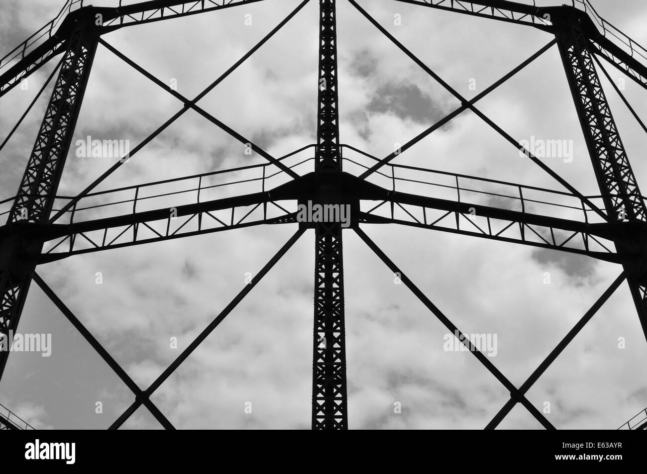 Gaz industriels cadre-support structure fer abstrait architecture extérieure. Noir et blanc. Banque D'Images
