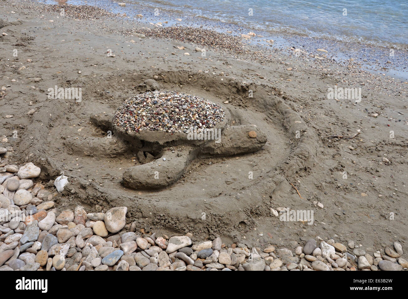 Sculptures de sable des tortues de mer sur une plage de sable. Vacances d'été. Banque D'Images Sculptures de sable des tortues de mer sur une plage de sable. Vacances d'été. Banque D'Images