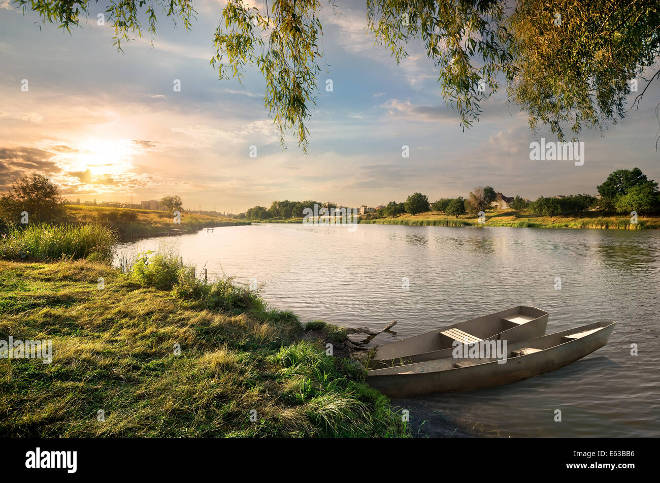 La rivière dans la campagne à la fin de l'été Banque D'Images