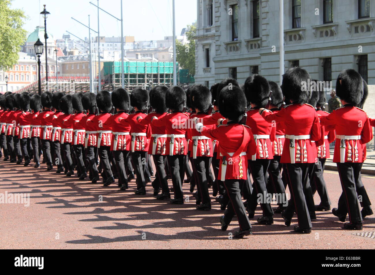 Londres - le 21 mai : la garde royale marche vers le palais de Buckingham pour le changement de la garde le 21 mai 2010 à London, UK Banque D'Images