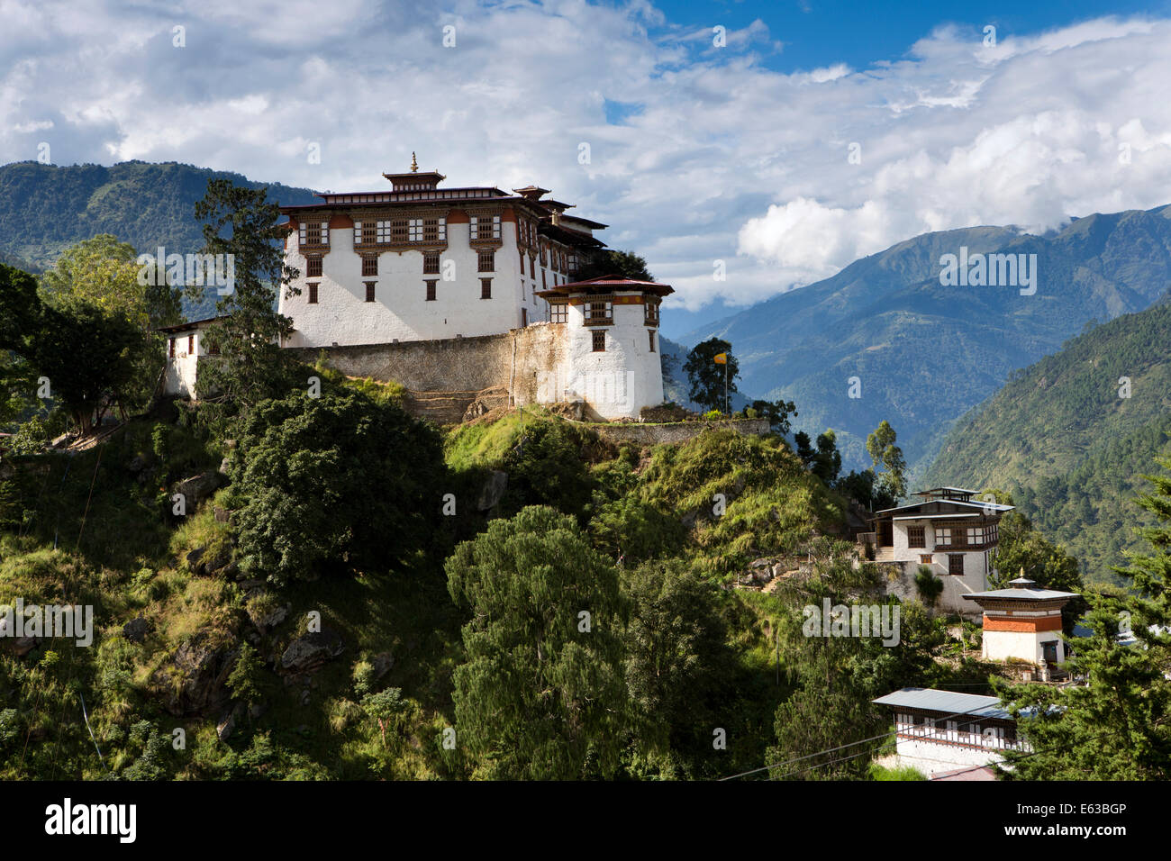 L'est du Bhoutan, Lhuentse, Rinchentse Phodrang Dzong haut au-dessus de Kuri Chuu Valley Banque D'Images