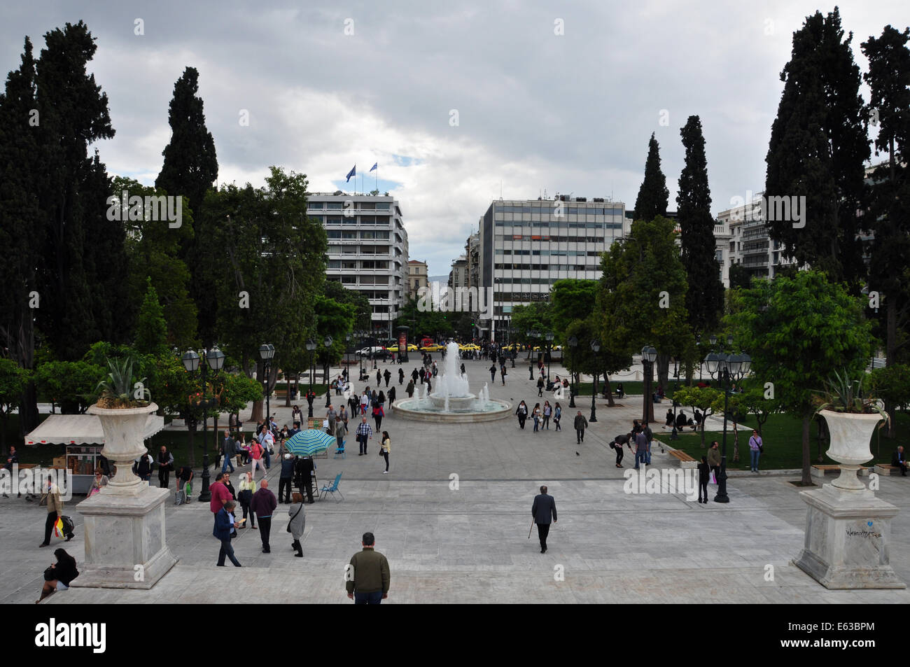 Les gens à la place Syntagma dans le centre-ville d'Athènes, Grèce. Banque D'Images