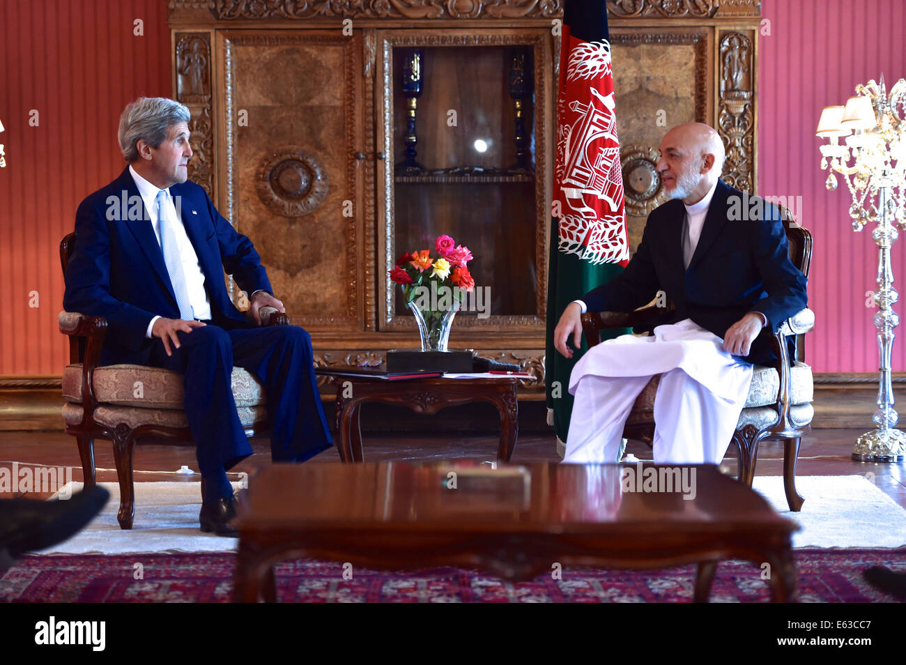 Le secrétaire d'Etat John Kerry siège avec le Président Hamid Karzai de l'Afghanistan après son arrivée à l'Dilkosha Palace à Kaboul, en Afghanistan, le 11 juillet 2014, pour une série de réunions au sujet des mesures pour résoudre le pays l'élection présidentielle contestée b Banque D'Images