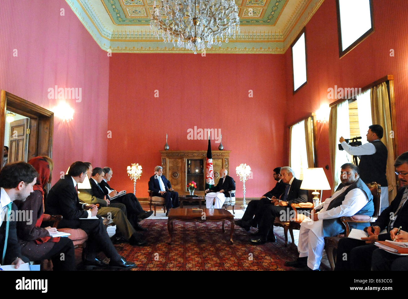 Le secrétaire d'Etat John Kerry siège avec le Président Hamid Karzai de l'Afghanistan après son arrivée à l'Dilkosha Palace à Kaboul, en Afghanistan, le 11 juillet 2014, pour une série de réunions au sujet des mesures pour résoudre le pays l'élection présidentielle contestée b Banque D'Images