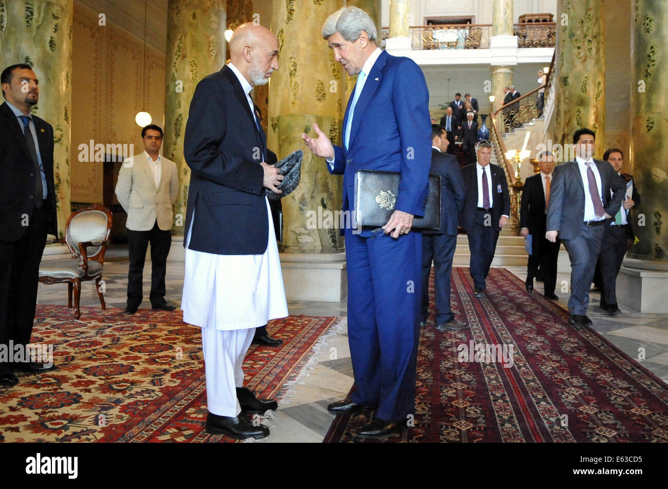 Le secrétaire d'Etat John Kerry s'entretient avec le Président Hamid Karzai de l'Afghanistan après une réunion à l'Dilkosha Palace à Kaboul, en Afghanistan, le 11 juillet 2014, à propos de mesures pour résoudre le pays l'élection présidentielle contestée entre les candidats Ashra Banque D'Images
