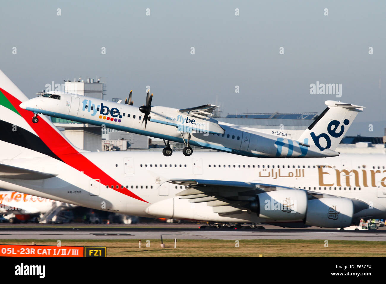 FlyBe DeHavilland Dash-8 monte à l'écart de la piste 23R à l'aéroport de Manchester. Banque D'Images