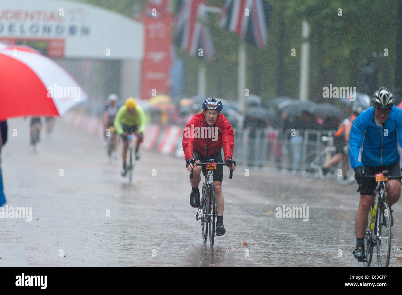 Riders finir le Prudential RideLondon London-Surrey 100 sous une pluie torrentielle de l'ouragan Bertha Banque D'Images