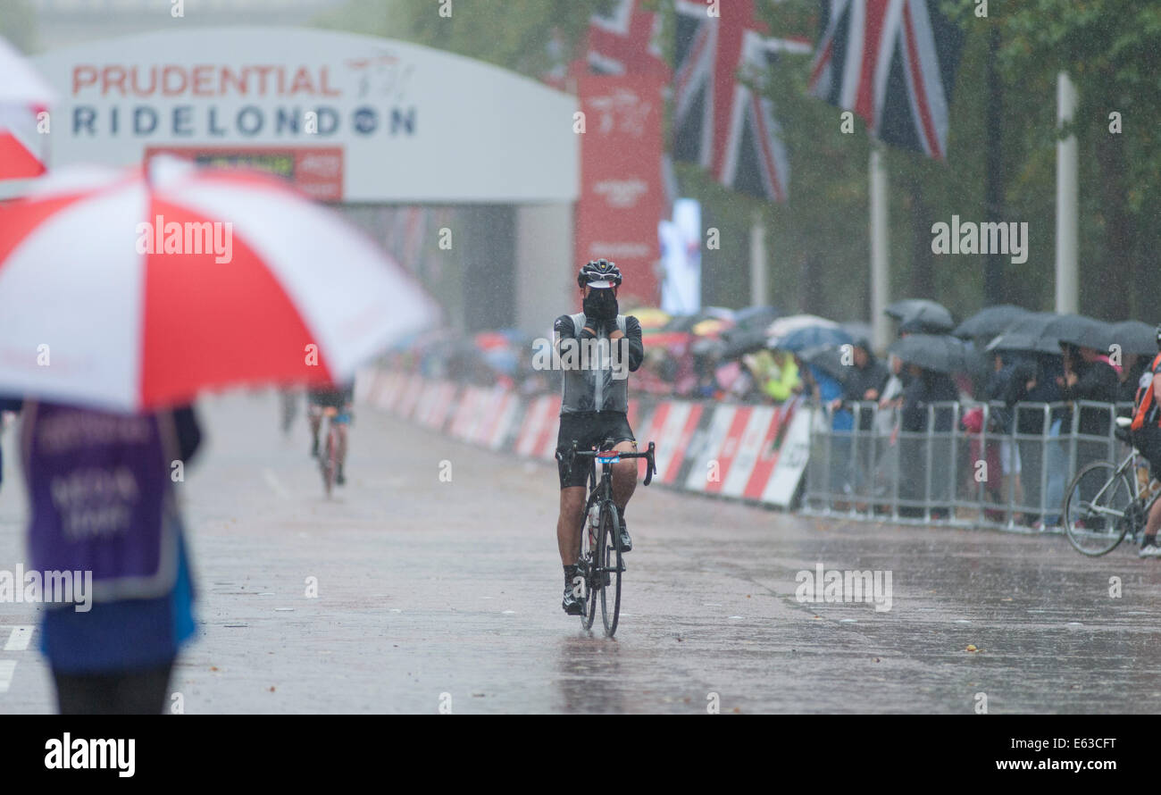 Riders finir le Prudential RideLondon London-Surrey 100 sous une pluie torrentielle de l'ouragan Bertha Banque D'Images