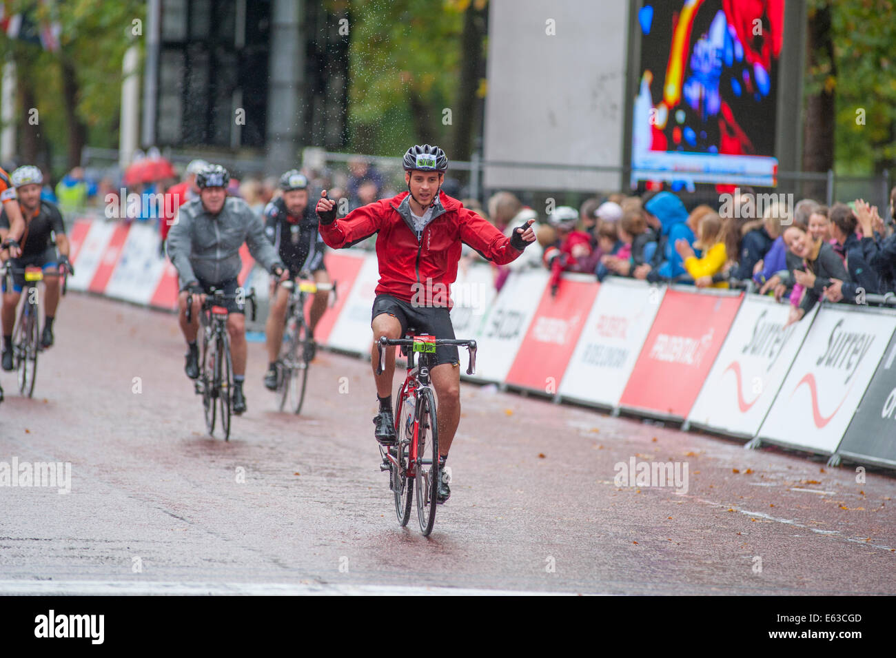 Riders finir le Prudential RideLondon London-Surrey 100 sous une pluie torrentielle de l'ouragan Bertha Banque D'Images