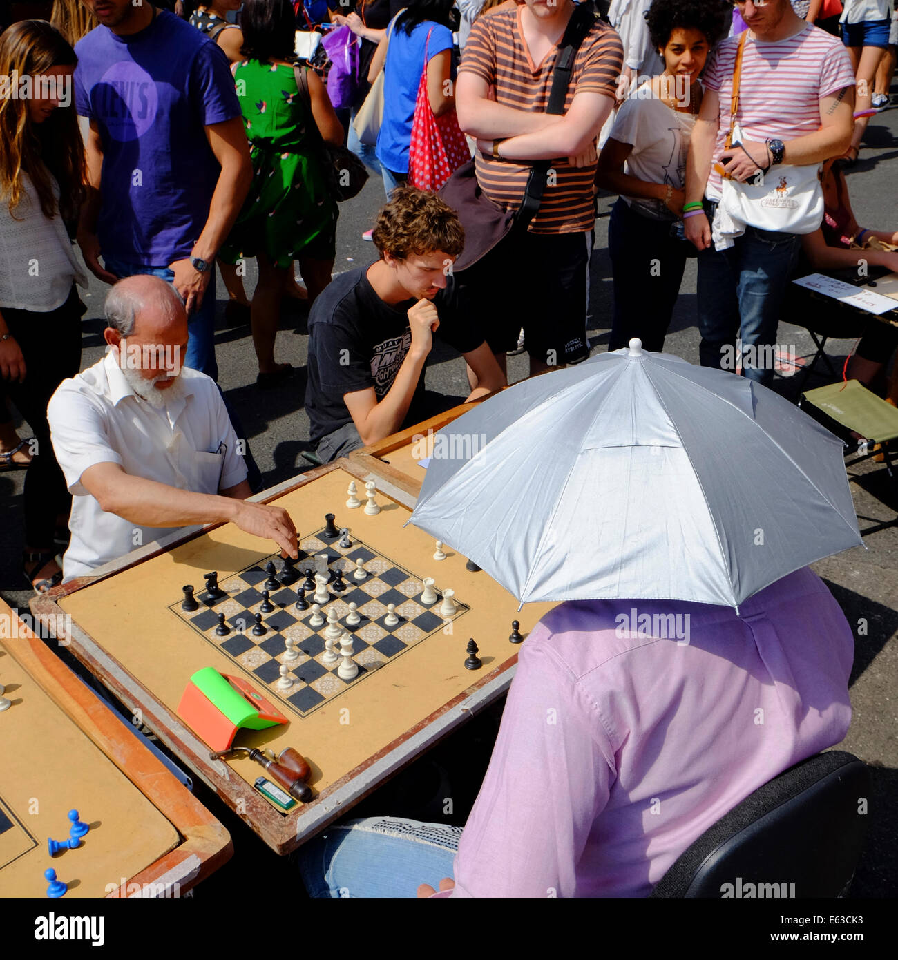 L'homme jouant aux échecs contre plusieurs adversaires en même temps dans Brick Lane, Shoreditch, Londres, Angleterre Banque D'Images