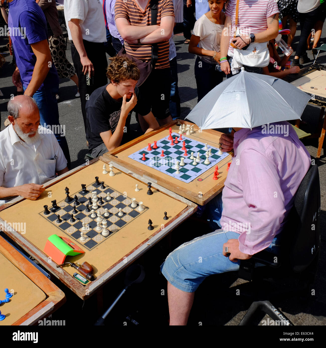 L'homme jouant aux échecs contre plusieurs adversaires en même temps sur Brick Lane, Shoreditch, Londres, Angleterre Banque D'Images