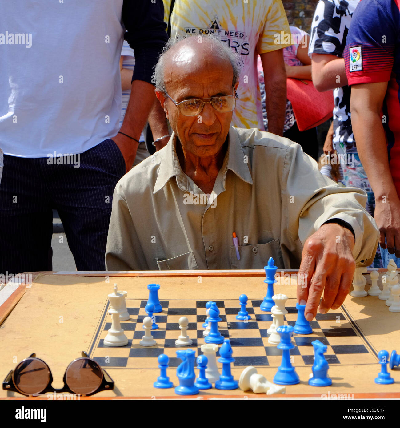 Vieil homme jouant aux échecs dans Brick Lane, Shoreditch, Londres, Angleterre Banque D'Images