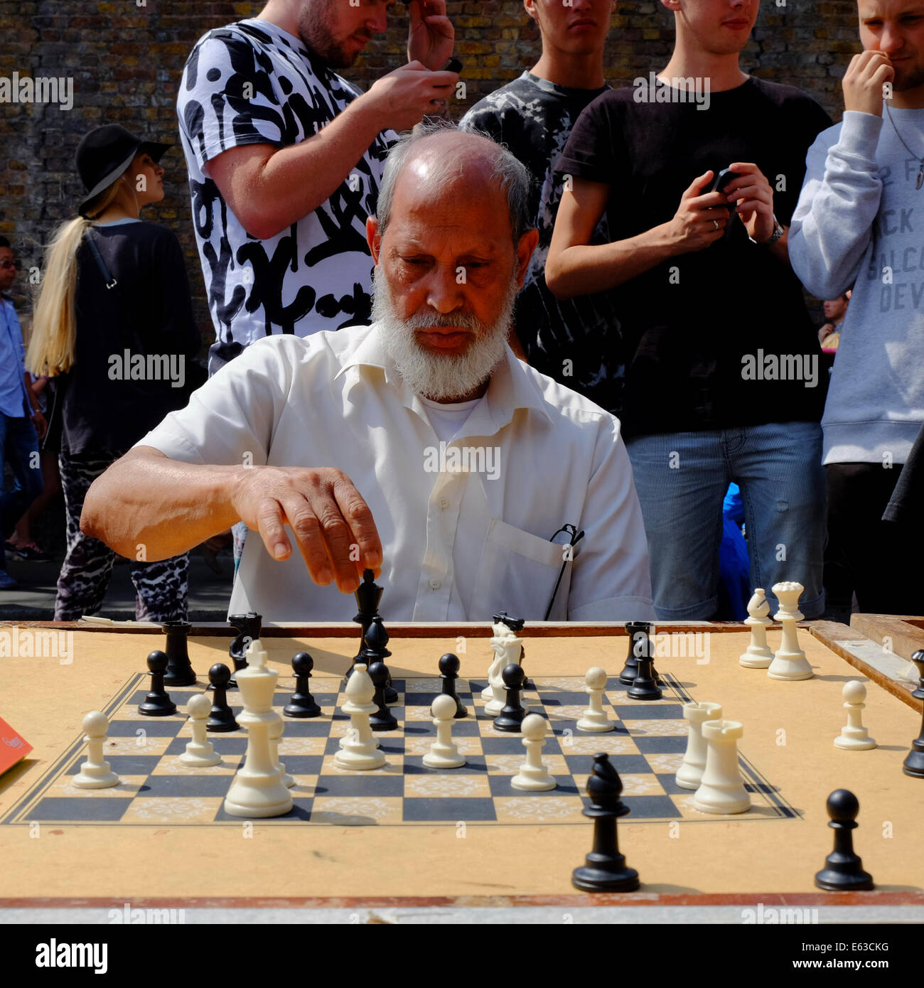 Vieil homme jouant aux échecs du marché à Shoreditch, Londres, Angleterre Banque D'Images