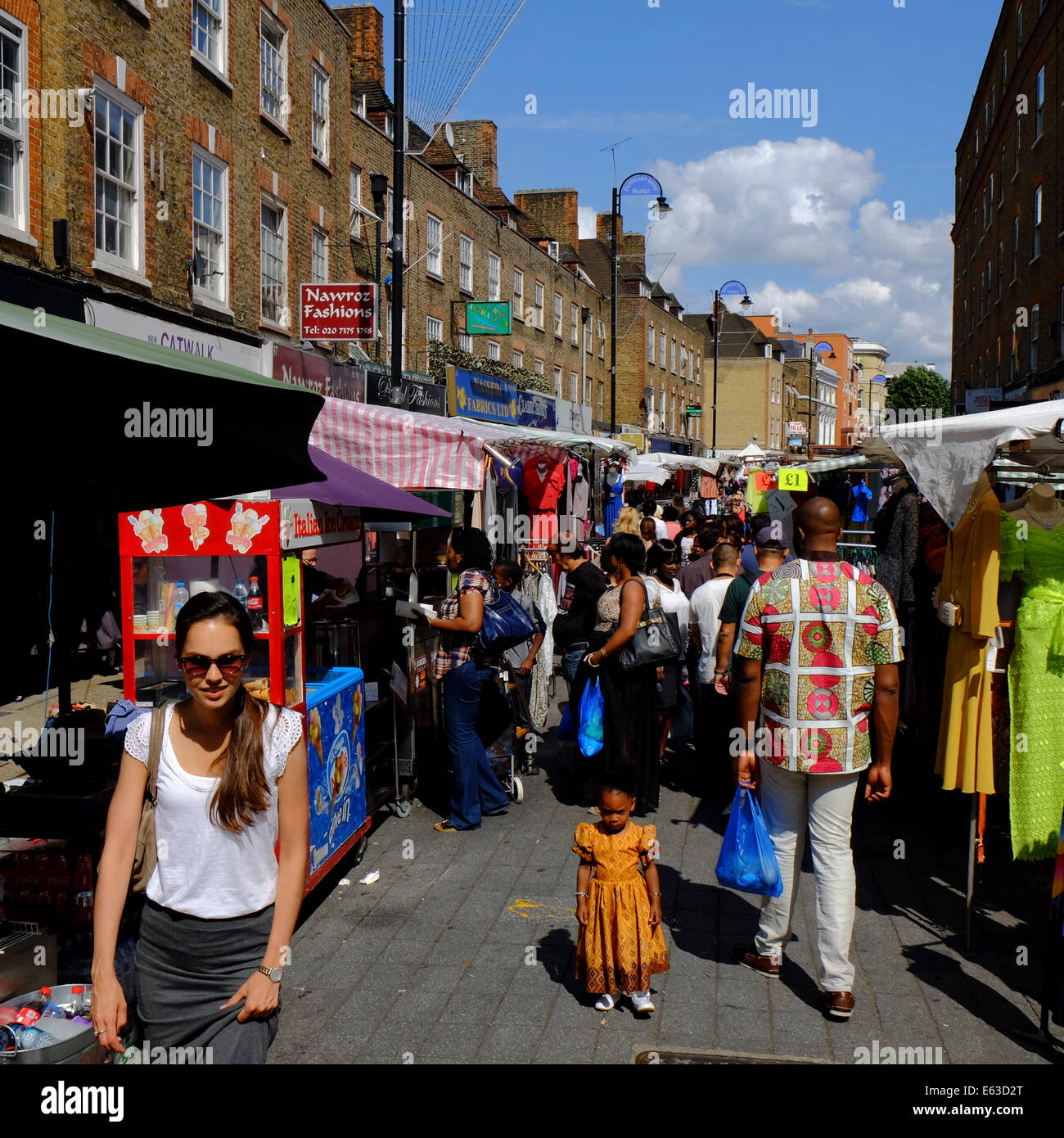 Jolie femme & enfant mignon au marché Petticoat Lane à Londres, Angleterre Banque D'Images