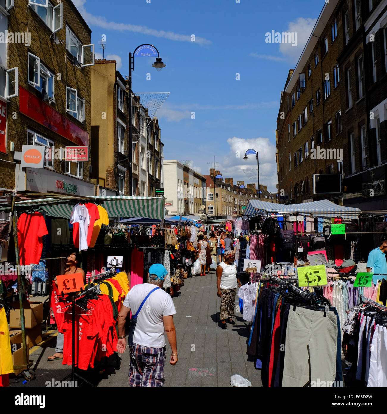 Journée bien remplie au marché Petticoat Lane dans Shoreditch, Londres, Angleterre Banque D'Images