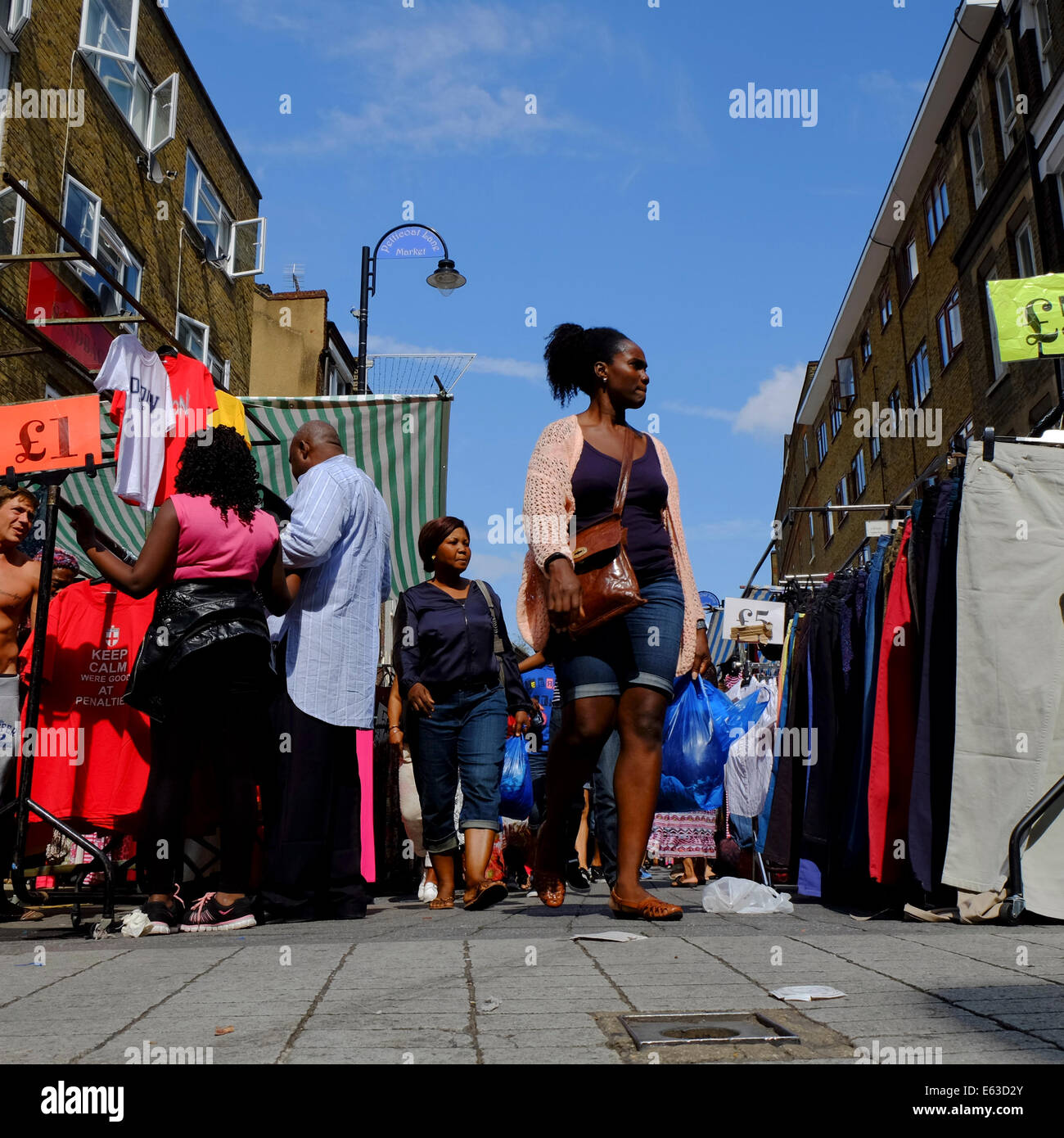 Les personnes à la recherche d'une aubaine à jupon Lane Market à Shoreditch, London, England Banque D'Images