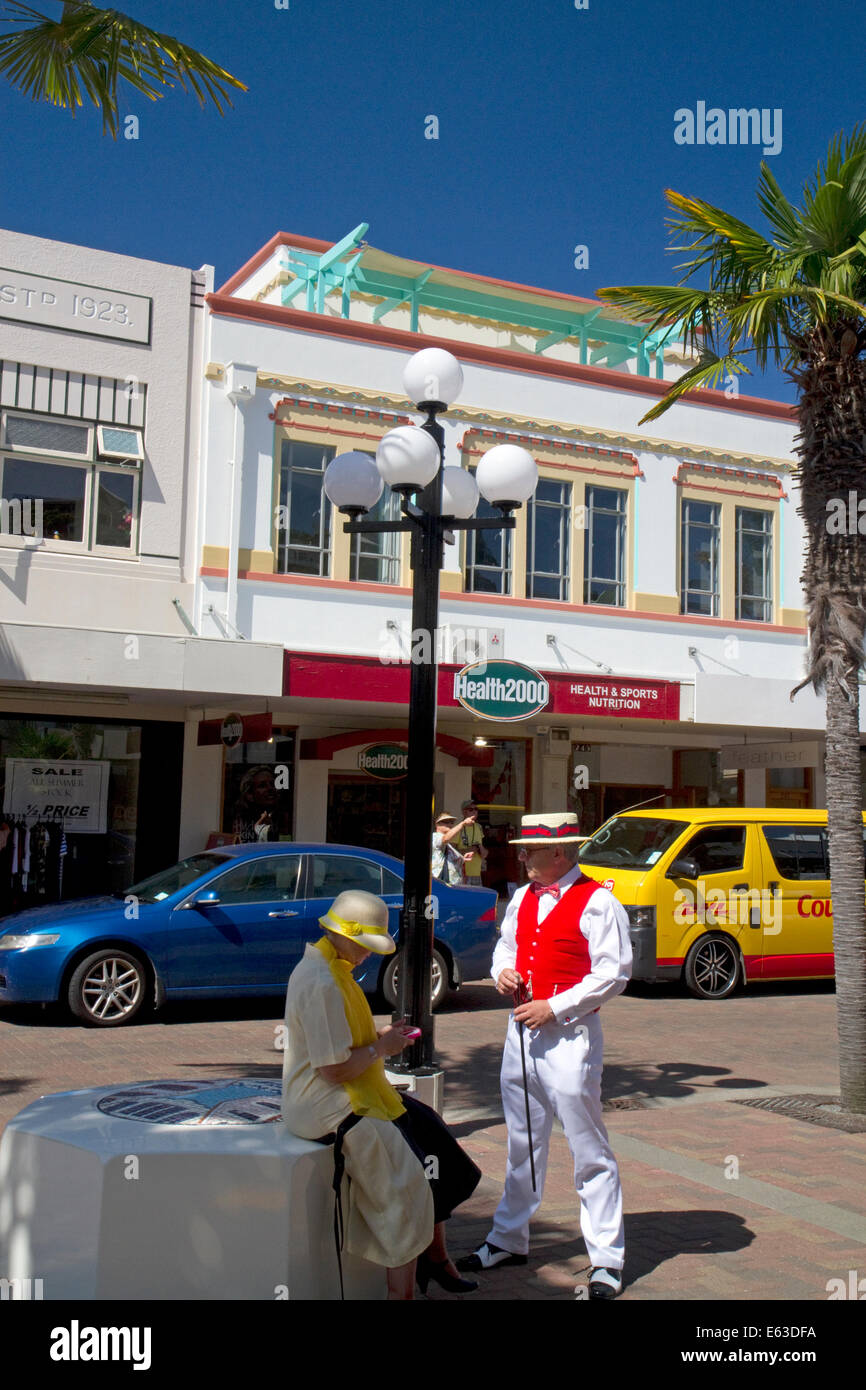 Un couple vêtu de vêtements pendant la période Art Déco Tremains Week-end à Napier dans la région de Hawke's Bay, île du Nord, nouveau Banque D'Images