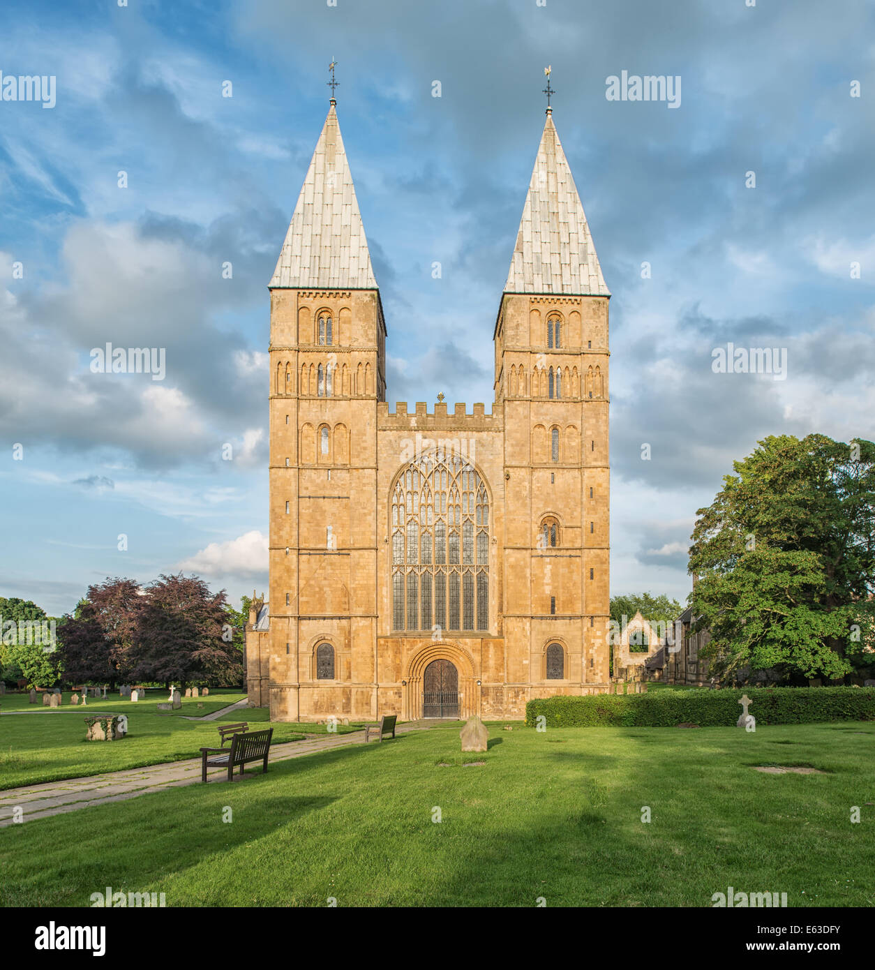 Une vue de l'avant de Southwell Minster prises dans la lumière du soleil du soir. La cathédrale est située à Southwell, Nottinghamshire près de Nottingham, Angleterre, Royaume-Uni. Banque D'Images