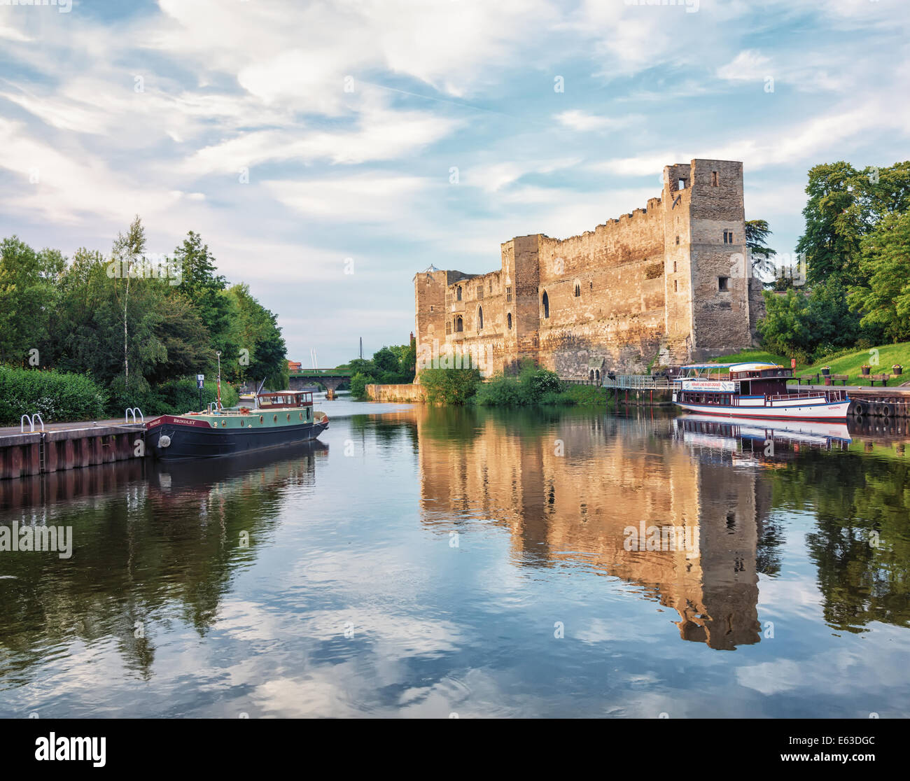 Château de Newark, Newark, Nottinghamshire, Angleterre, prises au coucher du soleil, avec des reflets dans la rivière Trent. Banque D'Images