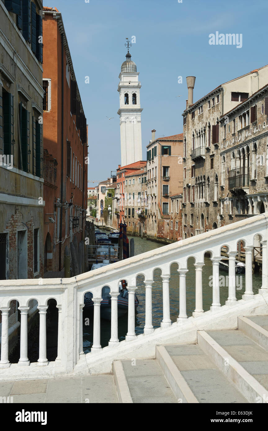 Vue de l'architecture traditionnelle vénitienne avec pont sur petit canal à Venise Italie Banque D'Images