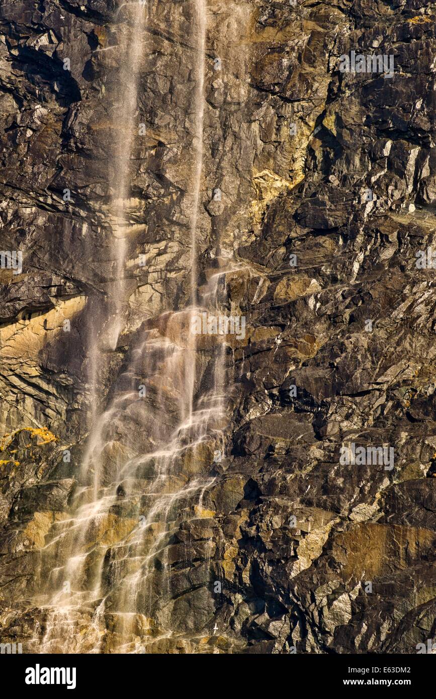 Cascade de frais sur les rochers par Hvalsnes dans la vallée de l'Est de l'Islande, Loni. Banque D'Images