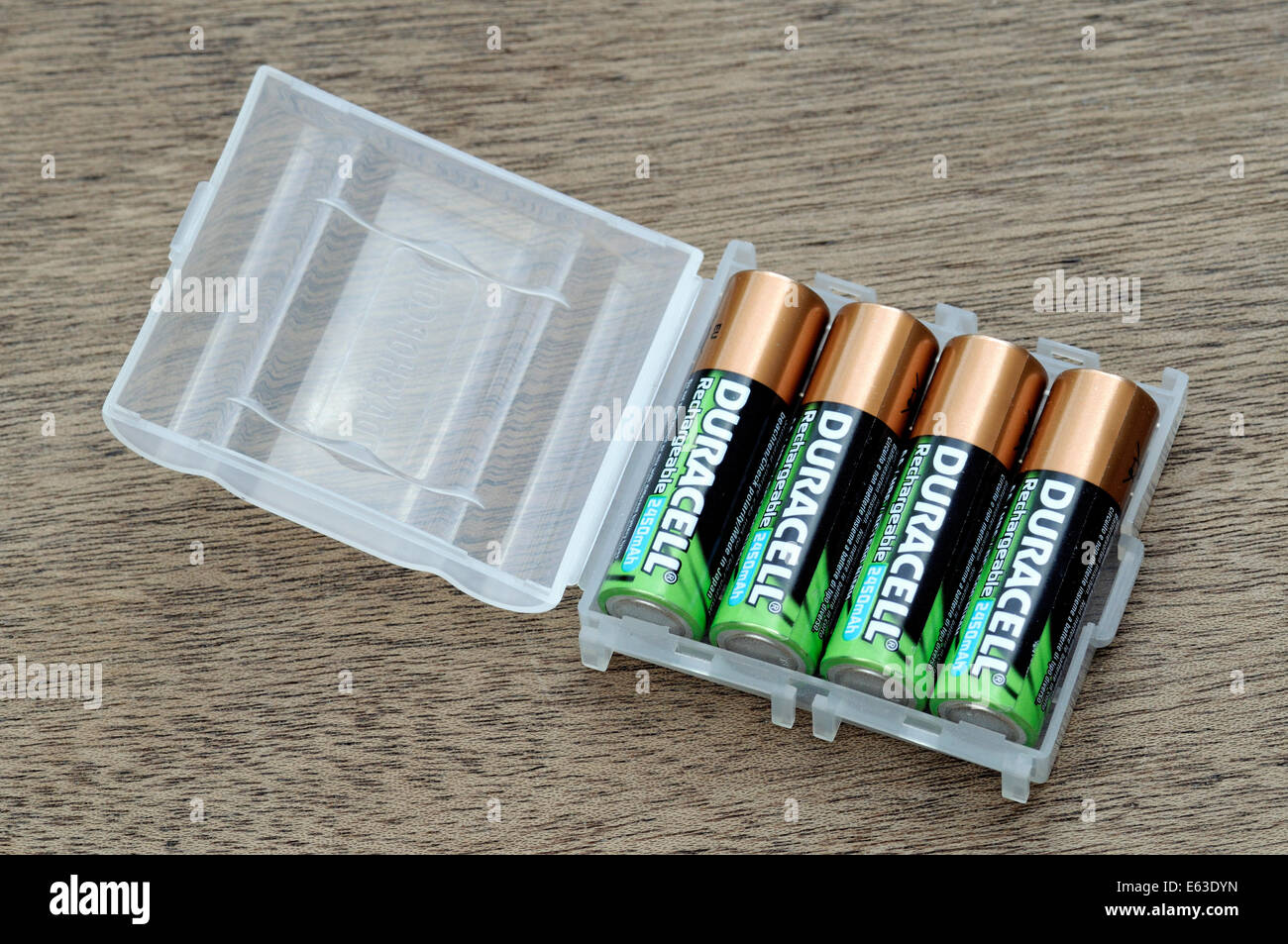 Quatre batteries rechargeables stockées dans des conteneurs en plastique. Banque D'Images