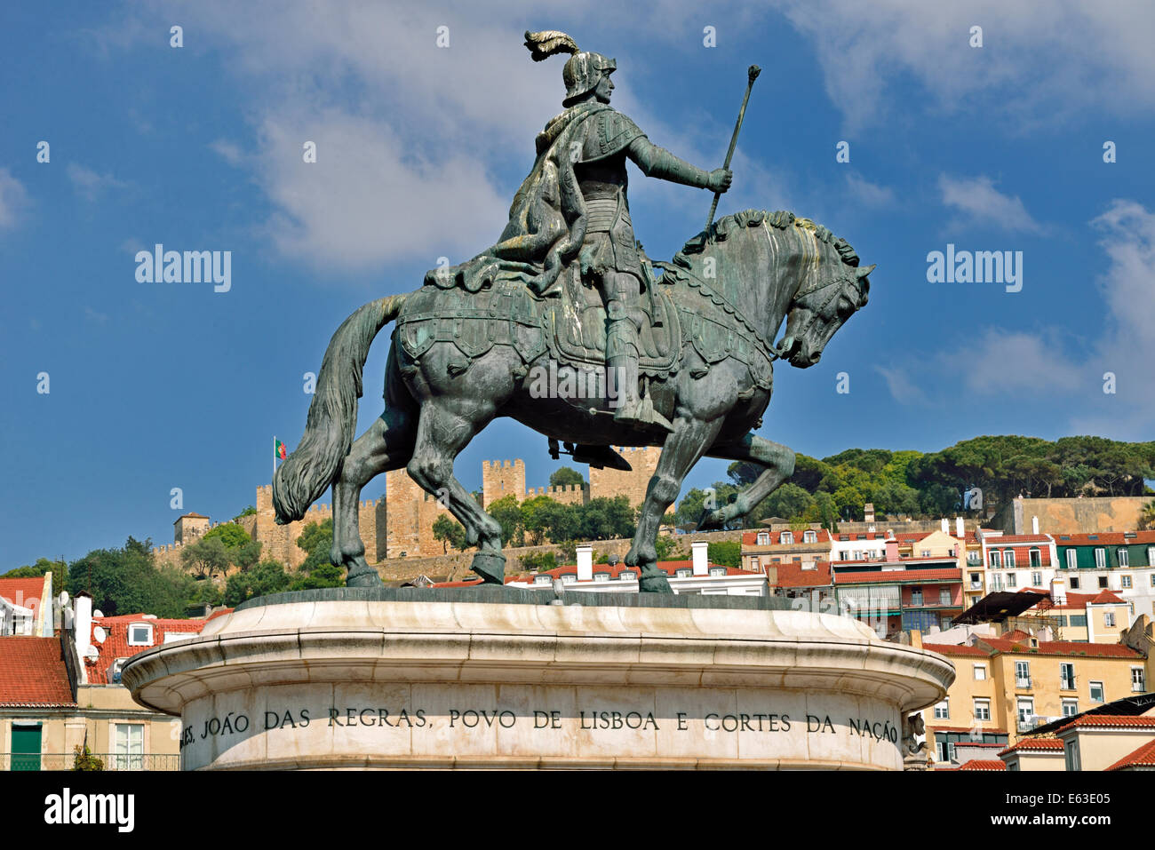 Portugal, Lisbonne : statue équestre du roi Jean 1er. à Praça da Figueira avec vue sur Château Saint George Banque D'Images