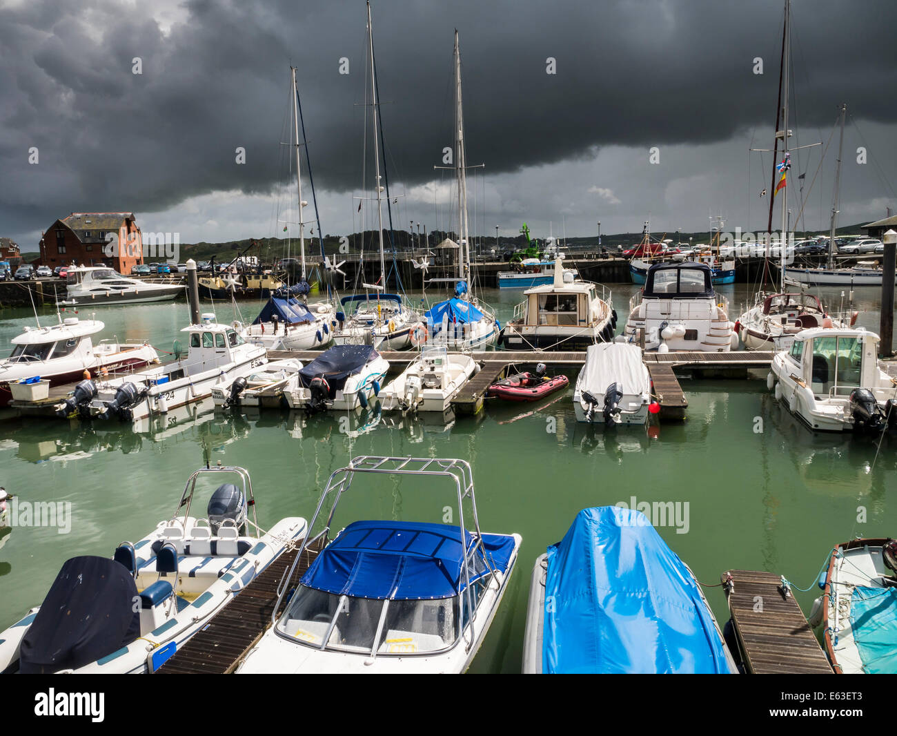 Les nuages de tempête sur le port de Padstow, Cornwall Banque D'Images