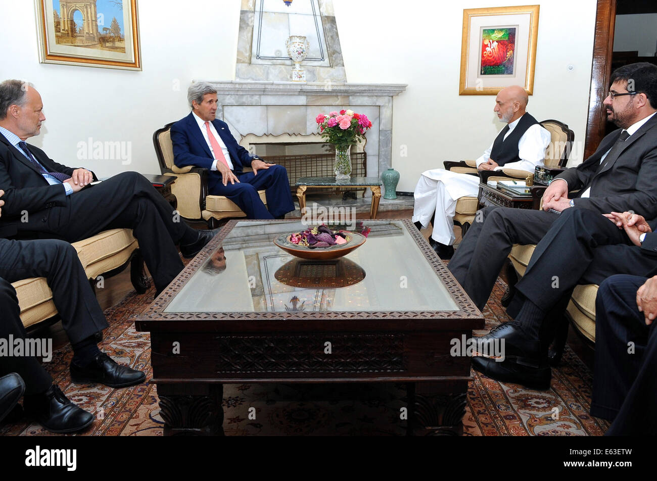 Le secrétaire d'Etat John Kerry siège avec le Président Hamid Karzai de l'Afghanistan au palais présidentiel à Kaboul, en Afghanistan, le 12 juillet 2014, au milieu d'une série de réunions au sujet des mesures pour résoudre le pays l'élection présidentielle contestée entre can Banque D'Images