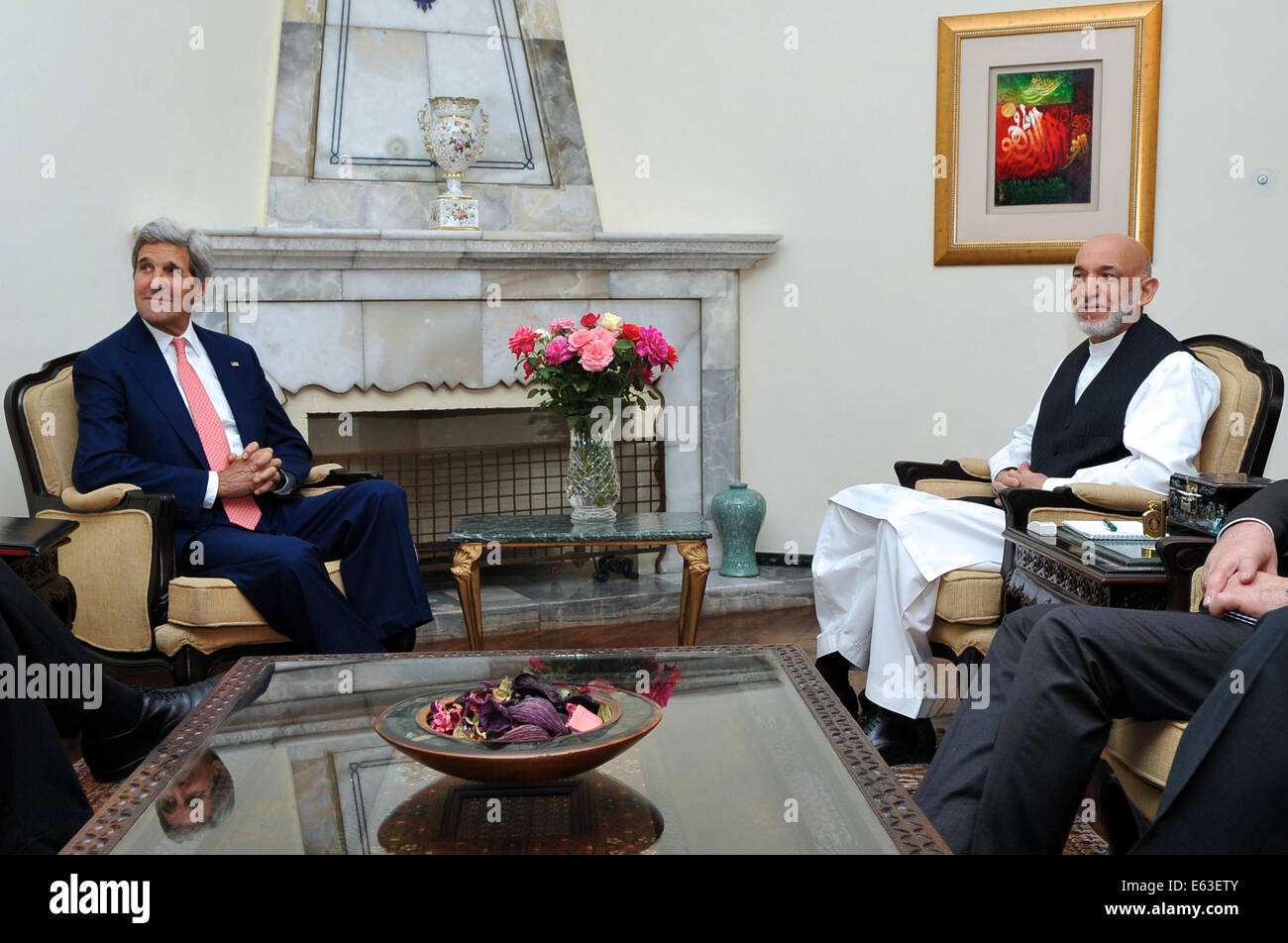 Le secrétaire d'Etat John Kerry et l'Ambassadeur des États-Unis en Afghanistan James Cunningham s'asseoir avec le Président Hamid Karzai de l'Afghanistan et les membres de son équipe au palais présidentiel à Kaboul, en Afghanistan, le 12 juillet 2014, au milieu d'une série de réunions abou Banque D'Images
