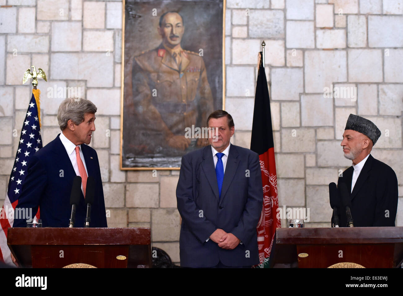 Le secrétaire d'Etat John Kerry, rejoint par mission d'assistance des Nations Unies en Afghanistan chef Jan Kubis, grâce et le président afghan Hamid Karzaï comme il traite de reporters sur le terrain du palais présidentiel à Kaboul, Afghanistan, le 13 juillet 2014, à propos de Banque D'Images