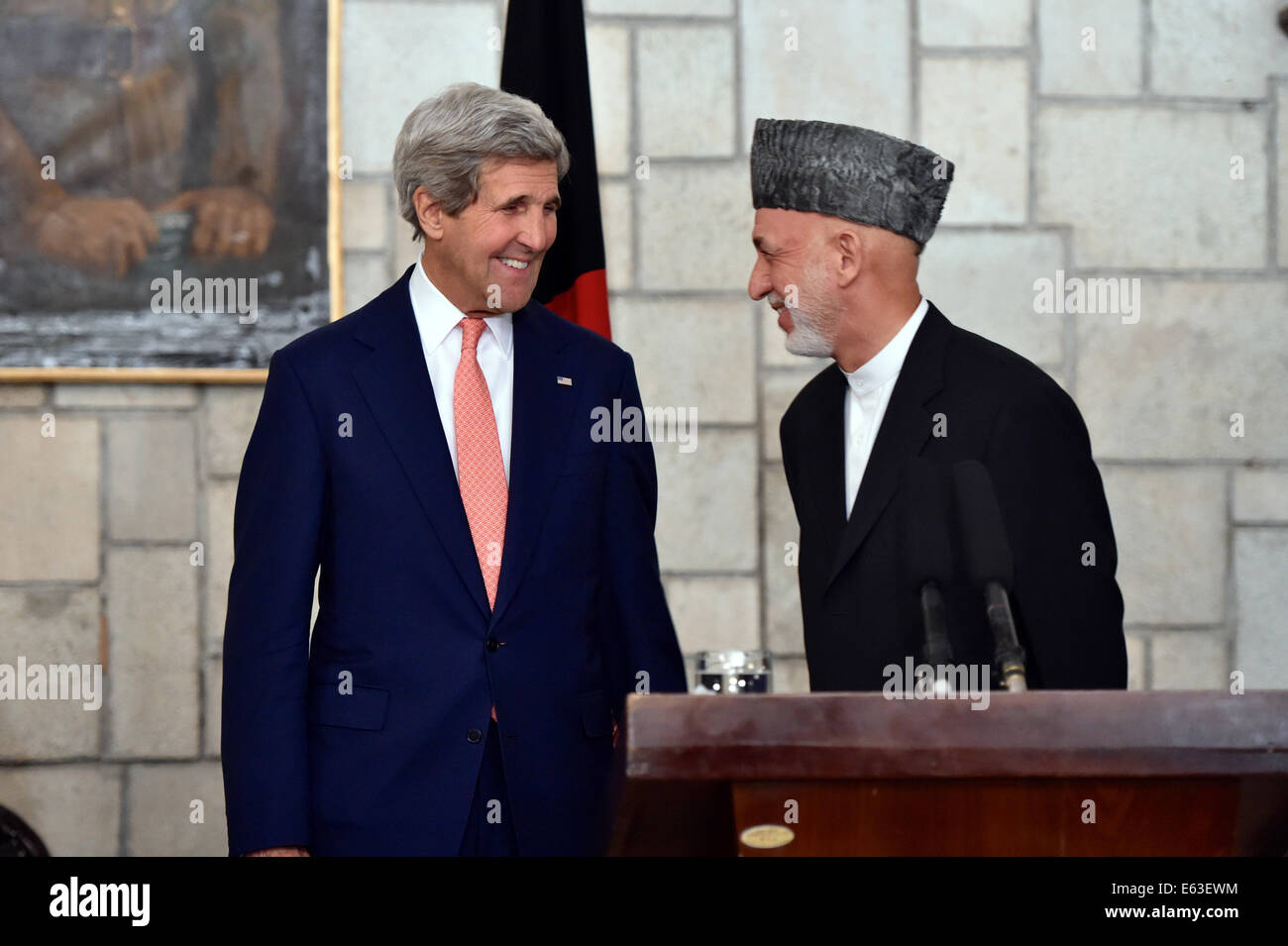 Le secrétaire d'Etat John Kerry rit avec le président afghan Hamid Karzai après les deux journalistes pris sur le domaine du palais présidentiel à Kaboul, Afghanistan, le 13 juillet 2014, au sujet d'une affaire sur un plan technique et politique le Secrétaire aidé bro Banque D'Images