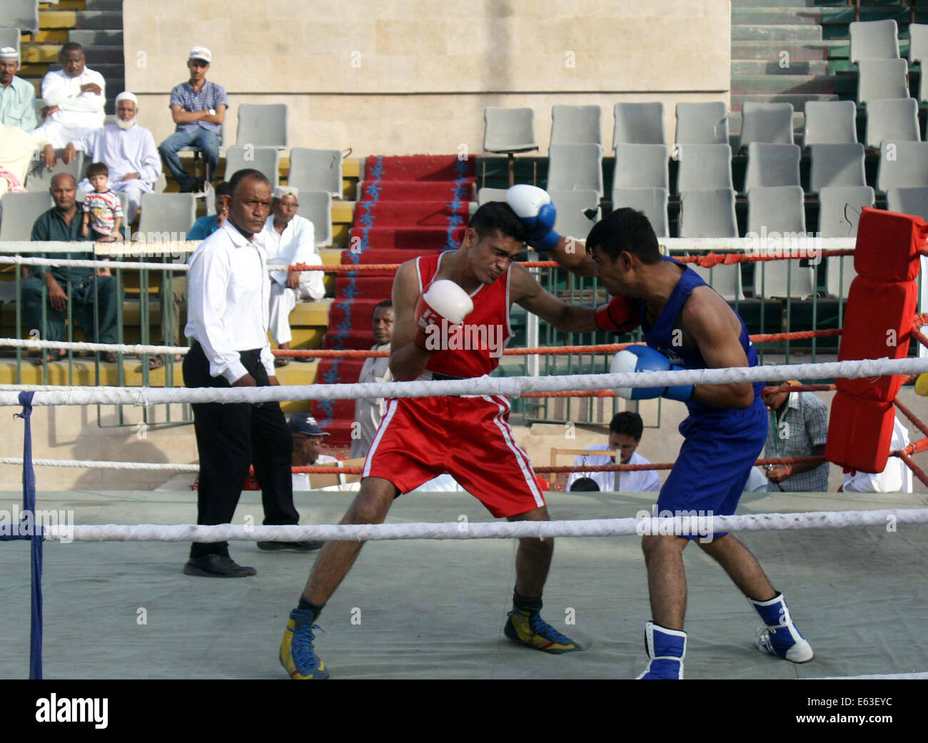 Boxeurs sont en forme pendant tout le Sind Jashan-e-Azadi le Tournoi de boxe organisé par force anti stupéfiants à Karachi le mercredi 13 août 2014. Banque D'Images