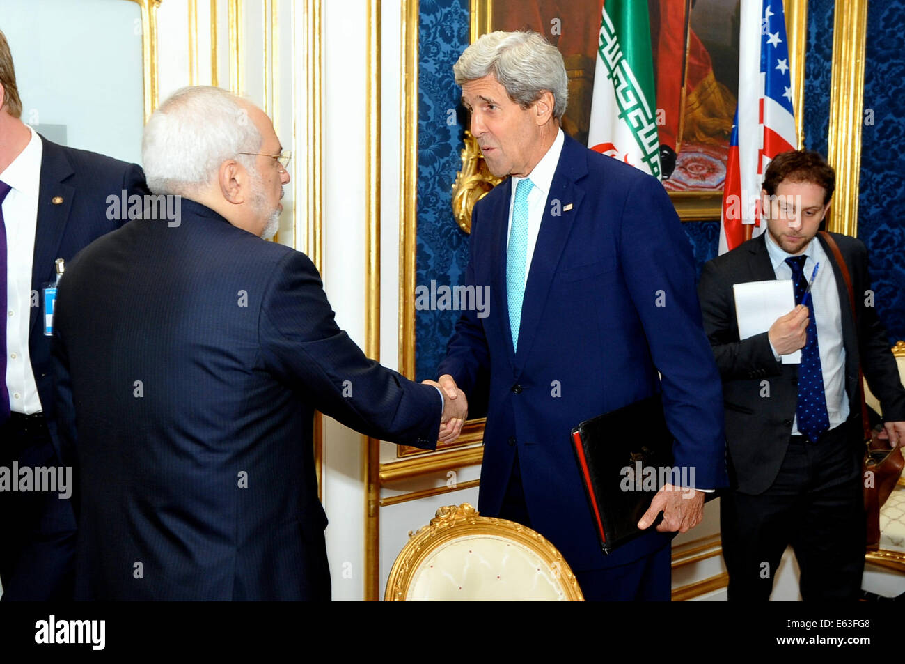 Le secrétaire d'Etat John Kerry, serre la main avec le Ministre iranien des affaires étrangères Mohammad Javad Zarif à Vienne, Autriche, le 13 juillet 2014, avant d'entamer une réunion bilatérale a porté sur le programme nucléaire iranien. . Banque D'Images